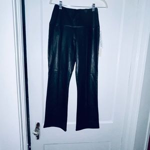 Womens faux leather pull on style cropped pants w/ “tummy control” black sz S